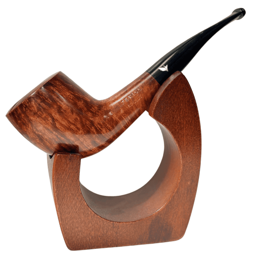 The FENICE MOGANO - HIGHLANDER pipe captures the spirit of tradition with a touch of highland refinement. Made from warm-toned Mogano wood, this pipe features a classic finish that showcases the natural grain in striking detail. The highlander style adds a bold, upright profile that stands out while offering a firm, comfortable grip.